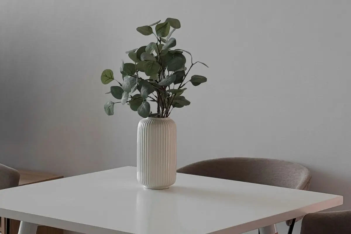 Simple low centerpiece on a dining table